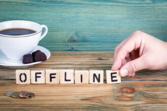 Ficar offline por um tempo, longe da internet e dos eletrônicos, pode ser uma maneira de dar férias à sua mente e ao seu corpo