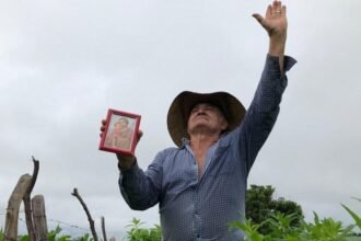 Agricultor agradece as boas chuvas no sertão do Ceará