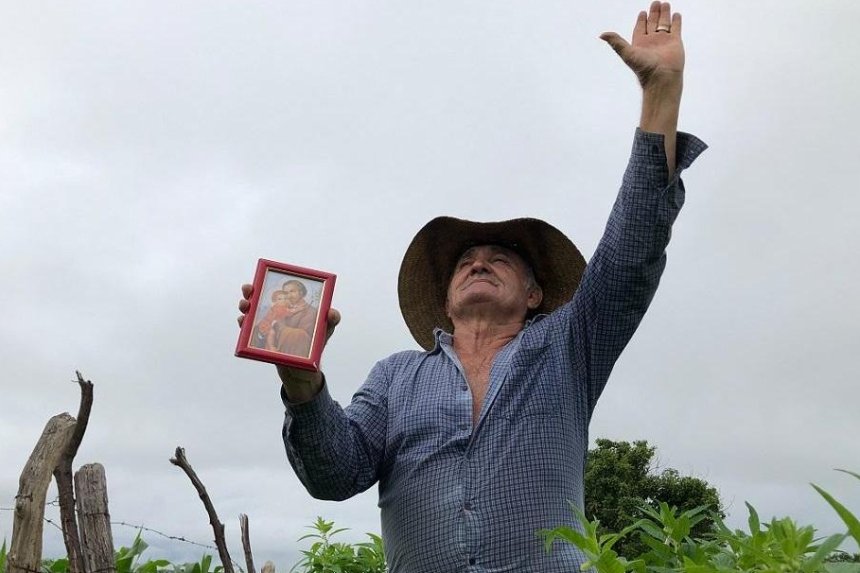 Agricultor agradece as boas chuvas no sertão do Ceará