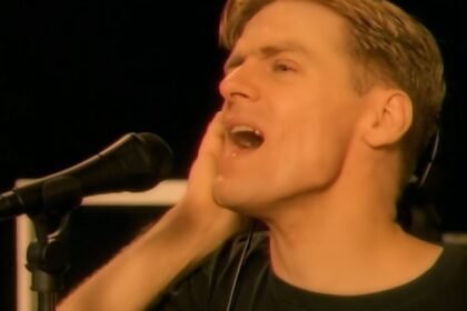 Escrita pelo cantor e compositor canadense Bryan Adams, "Heaven" se tornou um hit inesquecível