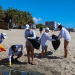 Mutirão de limpeza na faixa de areia da Praia do Futuro, em Fortaleza, recolheu 142 kg de lixo