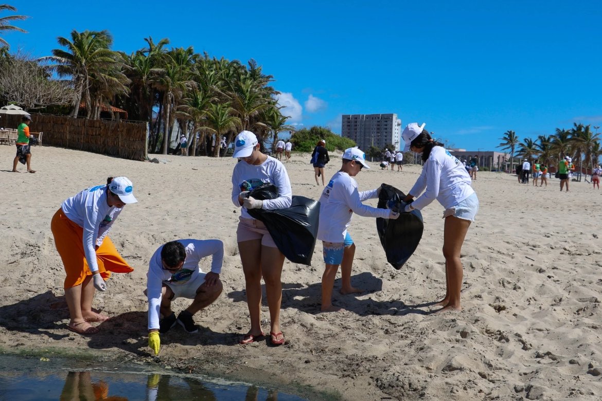 Mutirão de limpeza na faixa de areia da Praia do Futuro, em Fortaleza, recolheu 142 kg de lixo